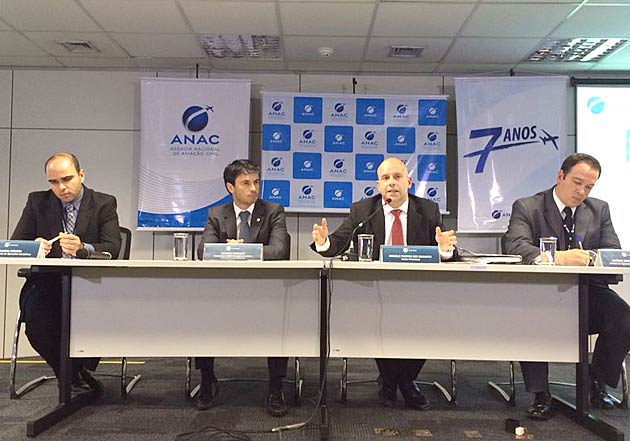 O presidente da Anac, Marcelo Guaranys, comanda a apresentação para a imprensa da malha aérea da Copa