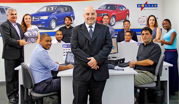 Fabio Ammirati, gerente comercial da Dollar Rent a Car/SG, com a equipe da empresa