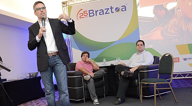 O presidente da Gol, Paulo Kakinoff, anuncia a novidade a operadores Braztoa. Ele com o VP da Braztoa, Plinio Nascimento, e o diretor executivo da Gol, Eduardo Bernardes