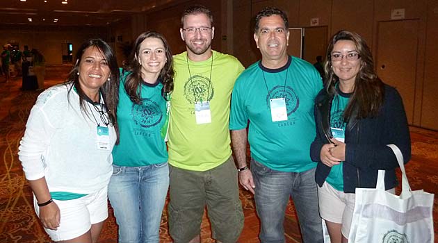 Na home, Renato Gonçalves (Universal) entre Ernesto Rosa e Plínio Nascimento (Nascimento); acima Sheila Bertelli (Marcelo Duarte Seguros e Turismo), Taíse Bortoletto (Xux´s Tour), Fábio Murça (Nascimento), Renato Novaes (Remaryan Turismo) e Isabel Oliveira (Via Mundi) Na home, Renato Gonçalves (Universal) entre Ernesto Rosa e Plínio Nascimento (Nascimento); acima Sheila Bertelli (Marcelo Duarte Seguros e Turismo), Taíse Bortoletto (Xux´s Tour), Fábio Murça (Nascimento), Renato Novaes (Remaryan Turismo) e Isabel Oliveira (Via Mundi)