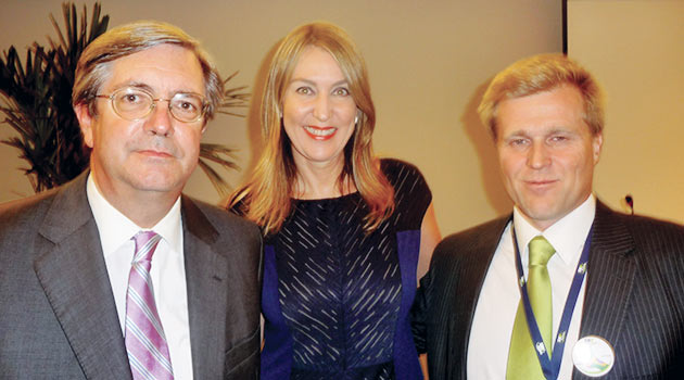 Luciana Leite, diretora de Turismo da SPTuris, entre o embaixador chileno no Brasil, Fernando Schmidt, e o COO da Sky Airline, Holger Paulmann