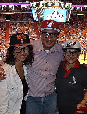Tathiana Leal, do Miami CVB, com Fabiano Santos e Frances Pina, da AA. Todos com óculos do LeBron James e bonés do Heat