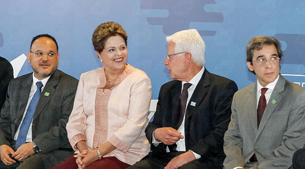 Ao centro, a presidenta Dilma Rousseff, e o ministro de Aviação Civil, Moreira Franco, esta manhã, no Aeroporto de Confins (foto: divulgação/Agência Brasil)