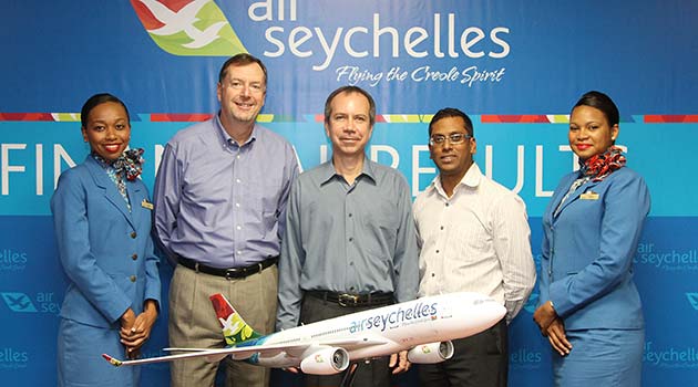 O vice-chairman da Air Seychelles, Kevin Knight, o ministro de Assuntos Internos e Transporte de Seychelles, Joël Morgan, e o chairman do Conselho de Administração da Air Seychelles, Manoj Papa
