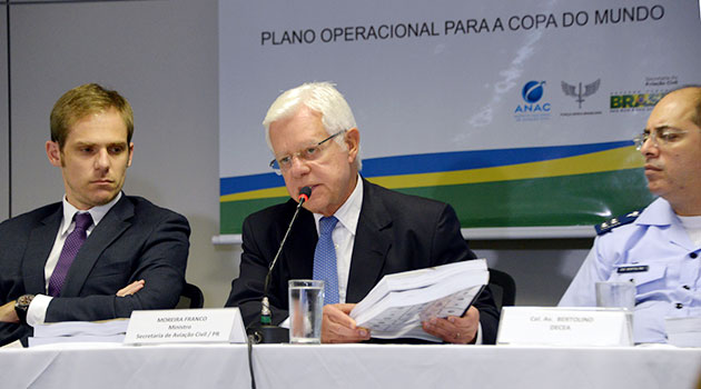 O ministro da Aviação Civil, Moreira Franco, com autoridades, no lançamento do Manual de Operações para a Copa do Mundo (foto: divulgação)