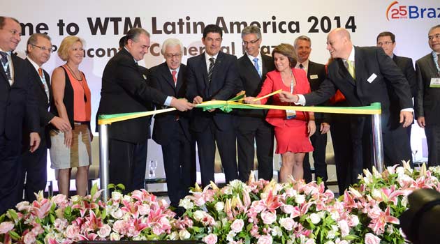 Autoridades presentes na solenidade e demais convidados cortam a fita durante a abertura da WTM Latin America 2014