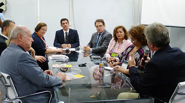 Vinícius Lages, na ponta da mesa, rodeado pelos presidentes de entidades em cerimônia acompanha pelo presidente da PANROTAS, Guillermo Alcorta
