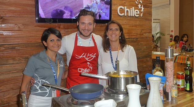 Chef Dalton Rangel, entre chefe do Turismo do Chile na América Latina, Patricia Pérez, e a gerente de Turismo do Chile, Andrea Wolleter
