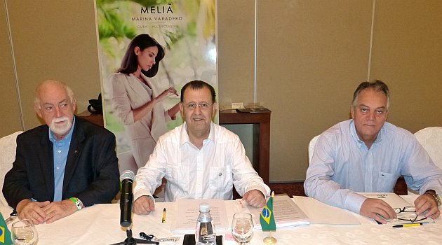 Durante a reunião da Abav em Cuba, a diretoria, aqui representada por Leonel Rossi, Antonio Azevedo e José Maurício Gomes, comunicou várias novidades para o Conselho de Presidentes estaduais