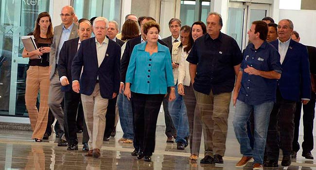 Presidente Dilma entre Moreira Franco, Luis Fernando Pezão e Eduardo Paes