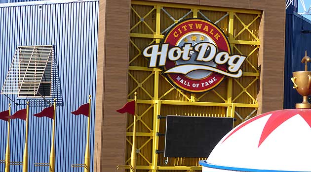 O Hall of Fame promete hot dogs variados, buscados no mundo todo, com 12 tipos de mostarda e cinco de pães, mas sem ketchup, considerado heresia pelos criadores...