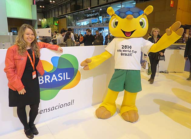 Rosiane Rockenbach, responsável pelo Escritório Brasileiro de Turismo da Espanha, na Fitur deste ano, com o Fuleco, promovendo a Copa do Mundo