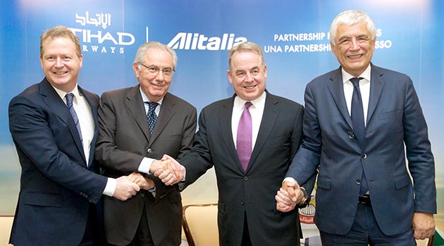 O CFO da Etihad, James Rigney, o chairman da Alitalia, Roberto Colaninno, o CEO da Etihad, James Hogan, e o CEO da Alitalia, Gabriele del Torchio, na assinatura do acordo, em Roma (Divulgação)
