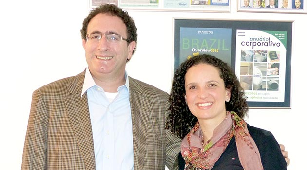 O diretor da Unidas no Brasil, Carlos Horacio Sarquis, e a executiva de Contas da PANROTAS, Taís Ballestero, na sede da editora, em São Paulo