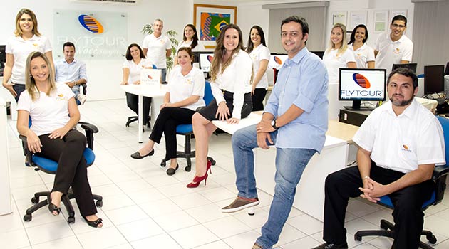 O gerente comercial da Flytour Travel Solution em Fortaleza, Gerson Loreto (de camisa azul), comandará a nova equipe da empresa na cidade (foto: divulgação)