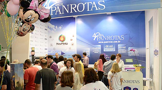 Na home e acima, o grande movimento do estande da PANROTAS, realizado em parceria com Empetur e Best Western
