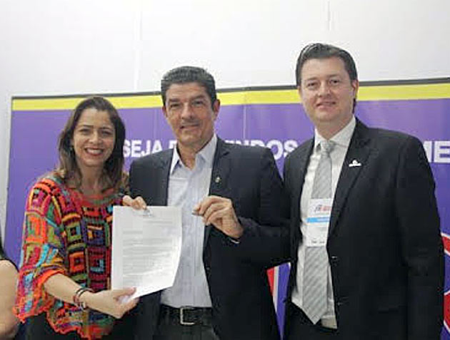 Cláudia Pessoa, presidente da Anseditur; o ministro do Turismo Vinícius Lage; e Tanilson Wagner, secretário de Turismo de Ribeirão Preto (SP)