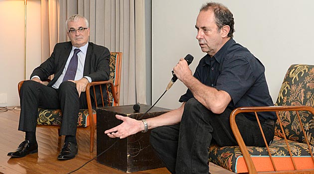 Tarcísio Gargioni, o vice-presidente comercial e de Marketing da Avianca Brasil, acompanha palestra do navegador Amyr Klink