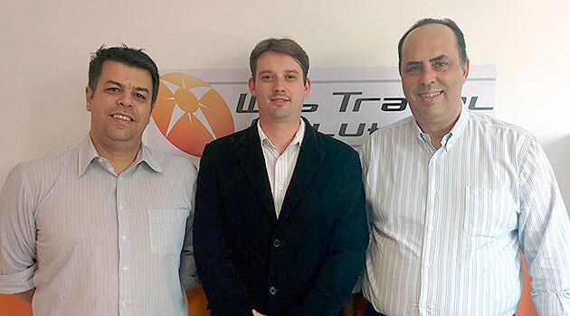 Tarcísio Mendes ao centro entre Daniel Schindler e do gerente corporate Roberto Almeida