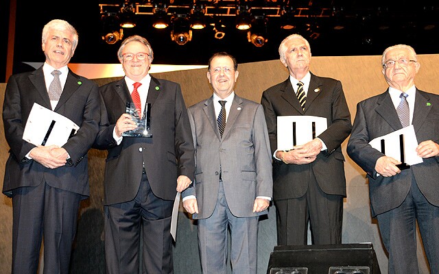 Na home, homenagem a Rossi e Roman; acima, Azevedo com Ferreira, Guimarães, Martins Neto e Gadzanis