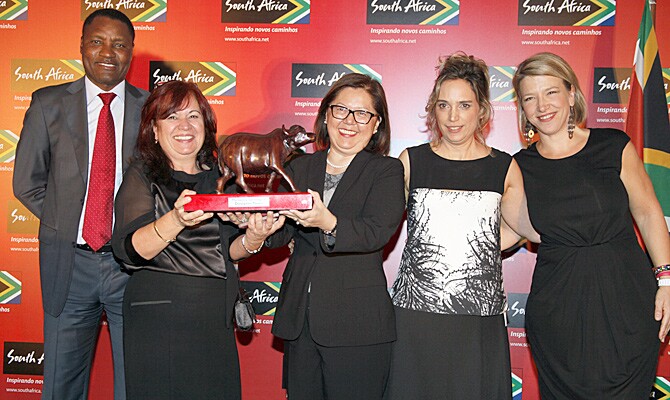 Deusa Rodrigues e Olga Arima, da Designer, recebem o Ubuntu Awards de Thulani Nzima, Tati Isler e Monica Iuel