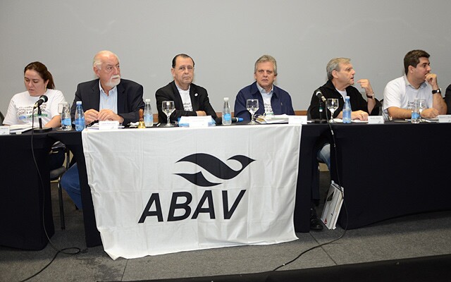 Na home e acima, parte da bancada do conselho da Abav Nacional, com Leonel Rossi, Antonio Azevedo e Edmar Bull em destaque