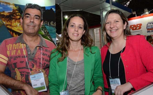 Na home e acima, Marina Figueiredo, da área de Operações e Marketing da Pomptur, com Carlos Pinto e Ana Cláudia Oliveira