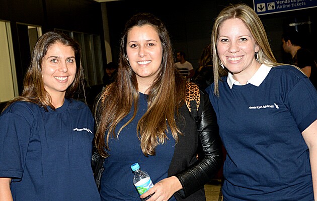 Meggy entre Claudenir Silva, da Vou Tur, e Digenes Guerra Junior, da DGG Viagens