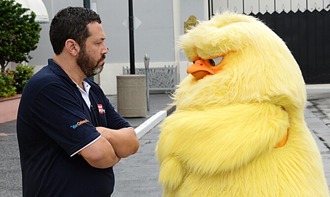 Jorge Souza, da MMTGapnet, interage com um personagem do Angry Birds