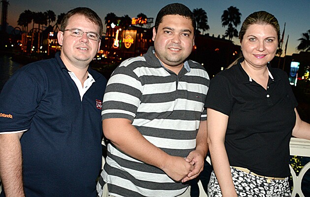 Lissandra Bueno, da Star Turismo, de Curitiba, Alexandre Jacob, da Fibra Tur, de Floripa, e Julio César, da Travel Way