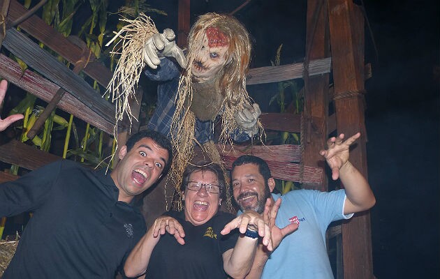 Renato Gonçalves, da Universal Orlando, com Ana Maria Berto e Jorge Souza, da MMTGapnet, posam com um dos monstros do evento