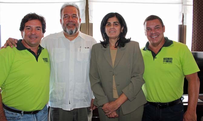 Na home, Plínio Nascimento com o ministro de Turismo de Cuba, Manuel Marrero Cruz. Acima, ambos com Cleiton Feijó e María del Carmen Orellana
