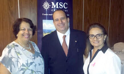 Valdir Munhoz, gerente da MSC no Nordeste, entre Simone Nóbrega, da Natal Sol, e Rosângela Santos, da Dandara Turismo