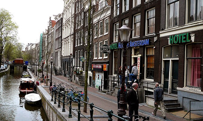 Amsterdã, capital holandesa, tem festival de luzes em dezembro