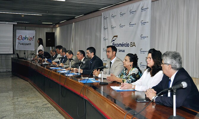 Autoridades reunidas no lançamento do voo diário (Fernanda Belo/Bahiatursa)