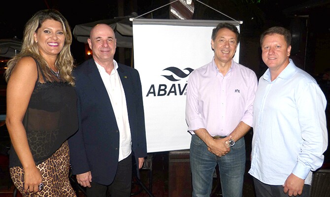 A diretoria da Abav-PR reunida no jantar de Maringá: Neide Nicolau, Roberto Bacovis, Dirceu Gambini e Pedro Kempe (fotos: divulgação)