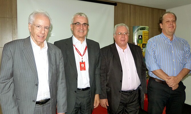 Maurício Emboaba, da Abear, com Tarcísio Gargioni, da Avianca, Ronaldo Jenkins e Eduardo Sanovicz, da Abear