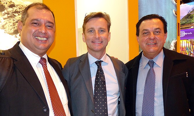 O diretor da Iberia na América Latina, Frederic Martinez, entre o diretor da CVC, Adriano Gomes, e o vice-presidente Valter Patriani, em visita ao estande do Brasil