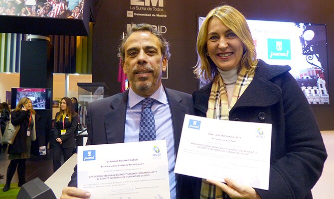 Os diretores da Riotur, Paulo Villela, e da SP Turis, Luciane Leite, exibem os certificados entregues pela prefeita de Madri, Ana Botella