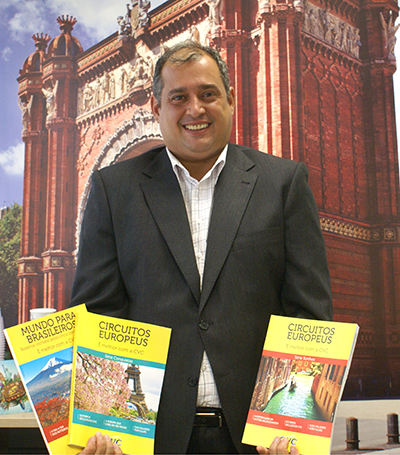 O diretor de produtos internacionais da CVC, Adriano Gomes, com a nova edição
das brochuras “Circuitos Europeus” – Séries Sonhos e Conquistas e “Mundo para Brasileiros”
