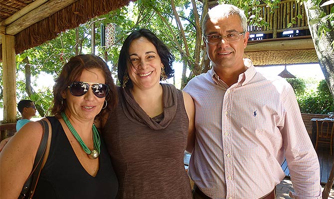 Sheila Nassar, da Vertebratta, empresa que representa a CTC no Brasil, entre Karla Haimenis, da AIT Operadora, e Leonardo Mignani, da High Light