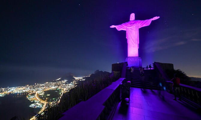 O Cristo Redentor, símbolo do Rio de Janeiro e do Brasil, foi um dos monumentos iluminados de roxo (Foto: divulgação/ Tulio Vidal)
