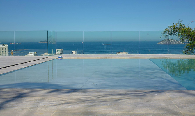 Borda infinita da piscina da Casa Mosquito: vista de vários cartões-postais da Cidade Maravilhosa (foto divulgação)