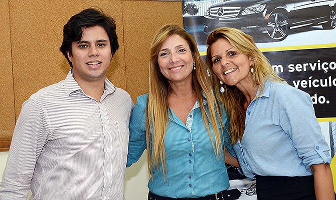 Flávia Schimidt, ao centro, entre João Paulo Gouveia, da Dollar, e Amanda Simões, da Hertz