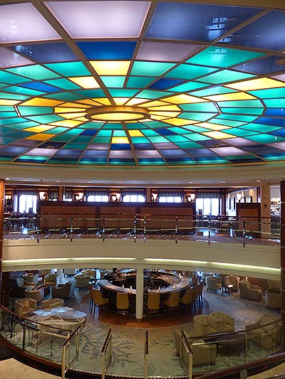 Lobby do cruzeiro com vidraças coloridas e muito luxo