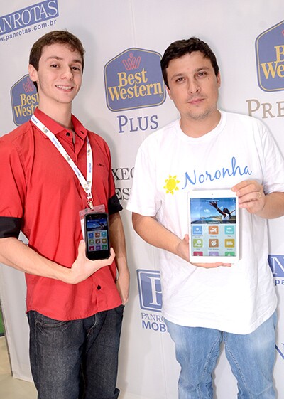 Fernando D´angelo e Ricardo Colombo demonstram o novo aplicativo no estande da PANROTAS, durante a WTM 2015