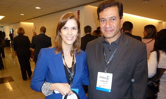 Ana Carolina Miranda com o diretor executivo para América Latina do HRS Group, Alexandre Pereira de Oliveira, durante o Fórum PANROTAS 2015
