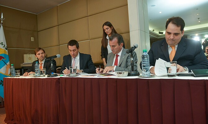 Diego Hejiej, da Gol, Javier Espina, ministro do Turismo de Mendoza, Francisco Pérez, governador da Província, e Eduardo Bernardes Neto, da Gol