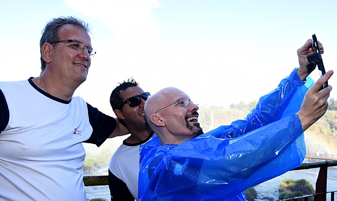 Paulo Manuel, da TZ Viagens (SP), registra uma selfie como Rodolfo Vecchio, da TVM (SP) e Oscar Santos, da Reale Viagens (SP)