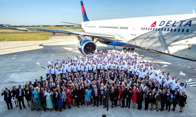 A cerimônia de entrega do novo avião reuniu cerca de 100 colaboradores da Delta em Toulouse, na França (Divulgação)